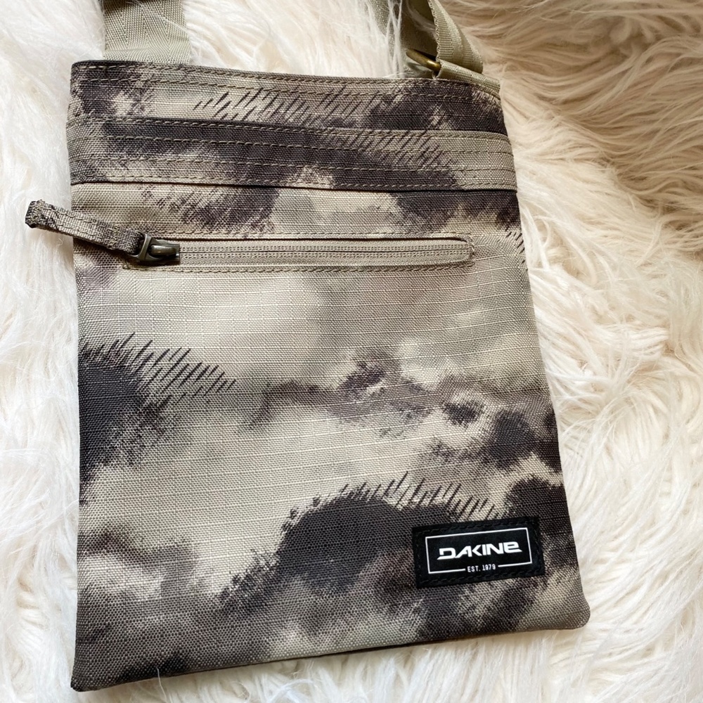 NWOT Dakine Jive Handbag in Camo Print - Picture 2 of 6